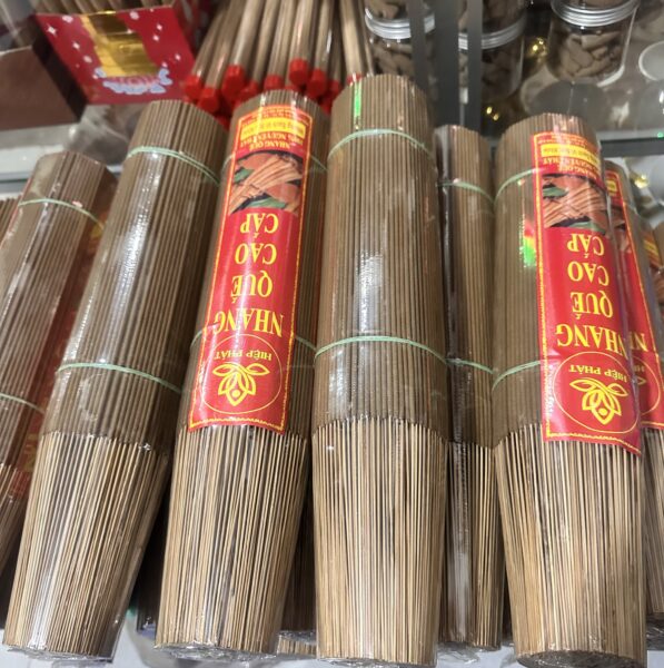 Nhang Quế Sạch Tự Nhiên Mùi Thơm Dịu Nhẹ Bó 1Kg . Nhang Quế Sạch Tự Nhiên Mùi Thơm Dịu Nhẹ Bó 1Kg .