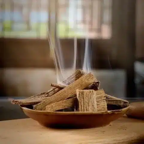Xông nhà bằng trầm hương